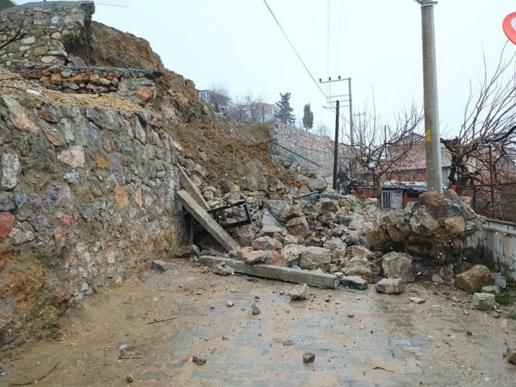 Soma’da istinat duvarı çöktü, mahallenin yolu kapandı