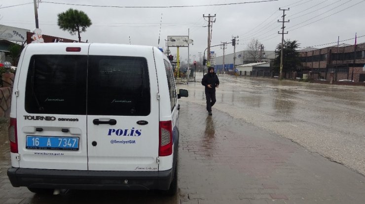 Genç kadını göğsünden vurup yola attılar