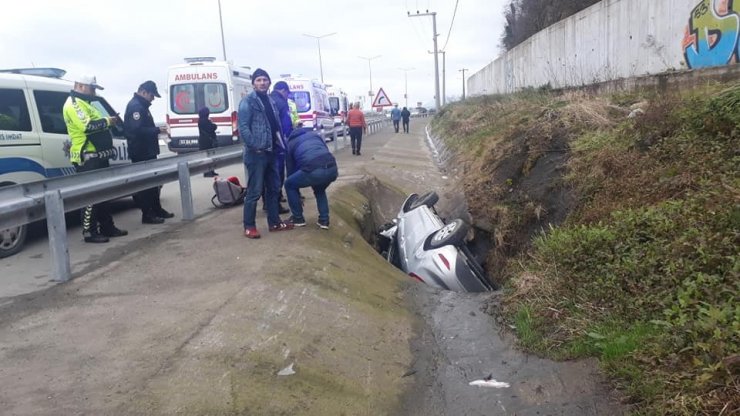 Rize'de otomobil su kanalına devrildi: 5 yaralı