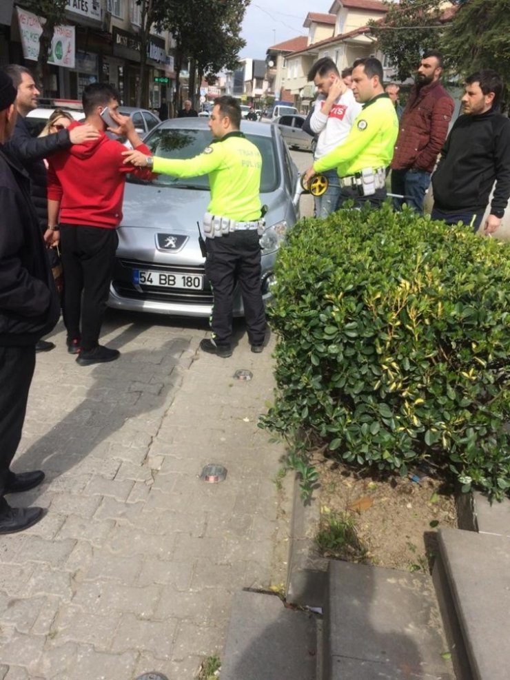 Yakınına otomobil çarptı olay yerinde sinir krizi geçirdi