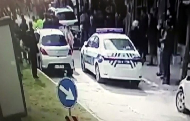 Yakınına otomobil çarptı olay yerinde sinir krizi geçirdi