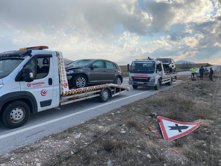 Kavşaktan hatalı çıkış kazaya sebep oldu