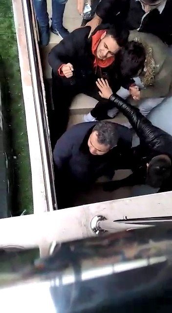 Amatör maçta önce yumruklar sonra kartlar havada uçuştu