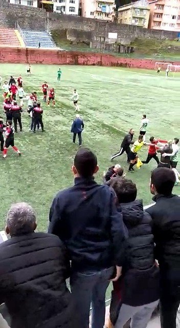 Amatör maçta önce yumruklar sonra kartlar havada uçuştu