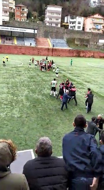 Amatör maçta önce yumruklar sonra kartlar havada uçuştu
