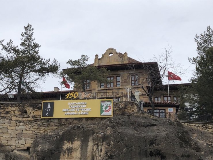 Bu okulun cirosu şirketlerle yarışıyor