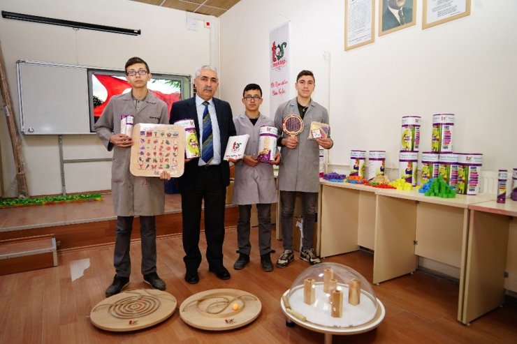 Bu okulun cirosu şirketlerle yarışıyor