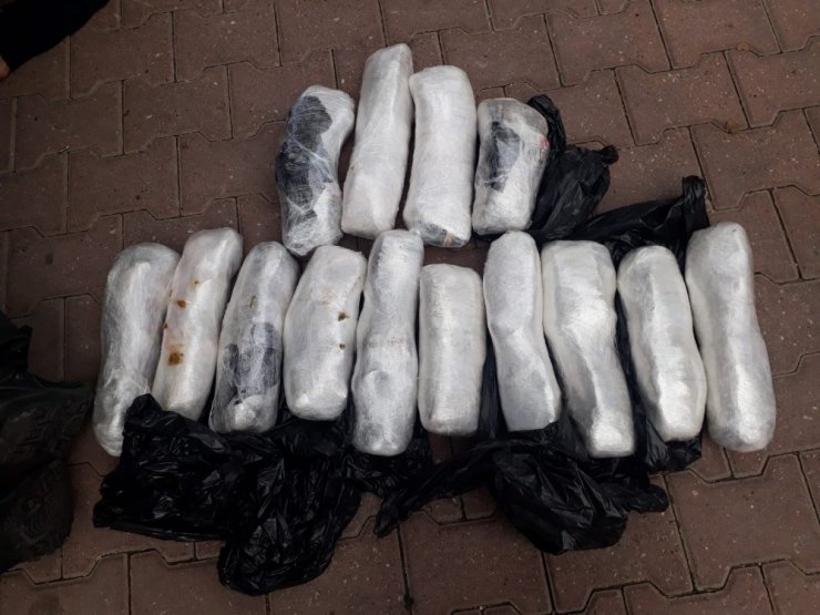 Otomobilden 14 kilo 650 gram esrar çıktı