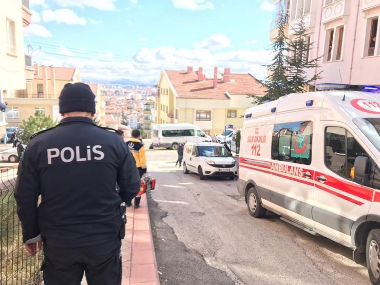 Karısını öldürüp, çocuğunun yanında kendini vurdu