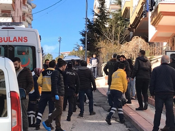 Karısını öldürüp, çocuğunun yanında kendini vurdu