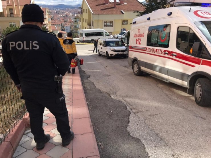 Karısını öldürüp, çocuğunun yanında kendini vurdu