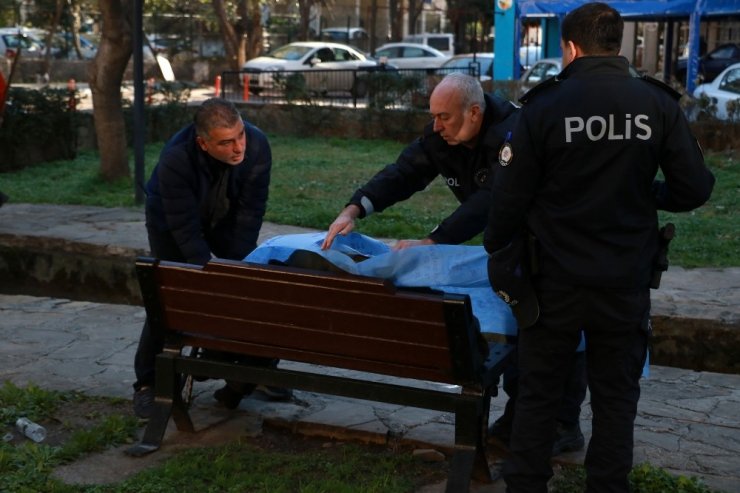 Parktaki bankta ölü bulundu