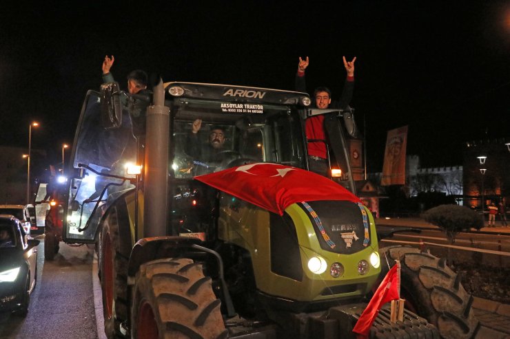 Çiftçilerden Mehmetçiğe traktörlü destek