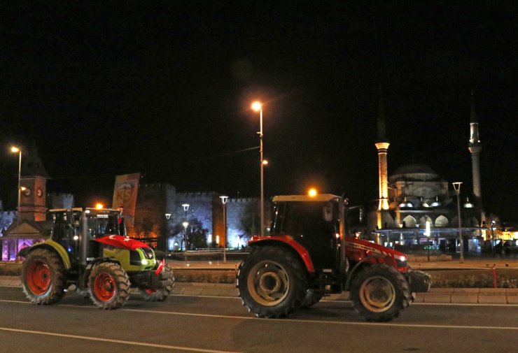 Çiftçilerden Mehmetçiğe traktörlü destek