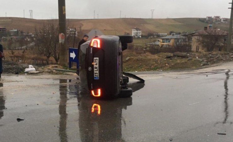 İki otomobil çarpıştı, kaza anı kameraya yansıdı