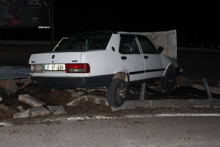 Elazığ’da otomobil bariyere çarptı: 3 yaralı