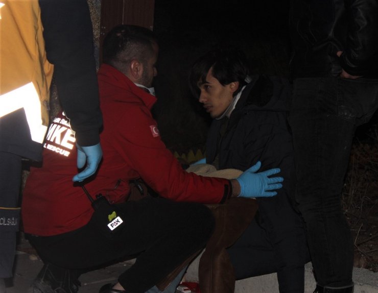 Elazığ’da otomobil bariyere çarptı: 3 yaralı