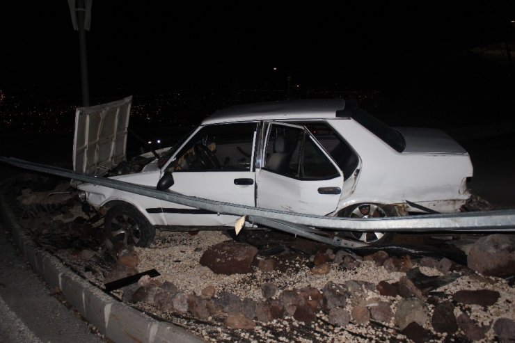 Elazığ’da otomobil bariyere çarptı: 3 yaralı