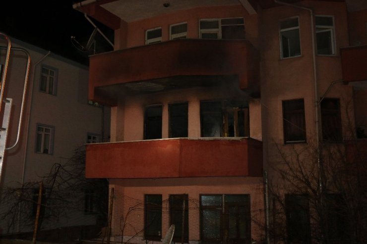 Diri diri yanmaktan son anda kurtuldular