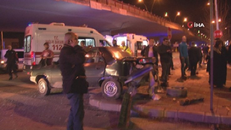 Otomobiller kavşakta çarpıştı: 4 yaralı