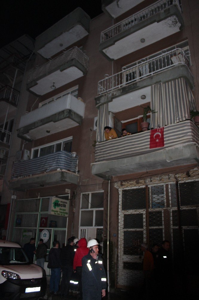 Yangın ihbarına gittiler, su borusu patlağı çıktı