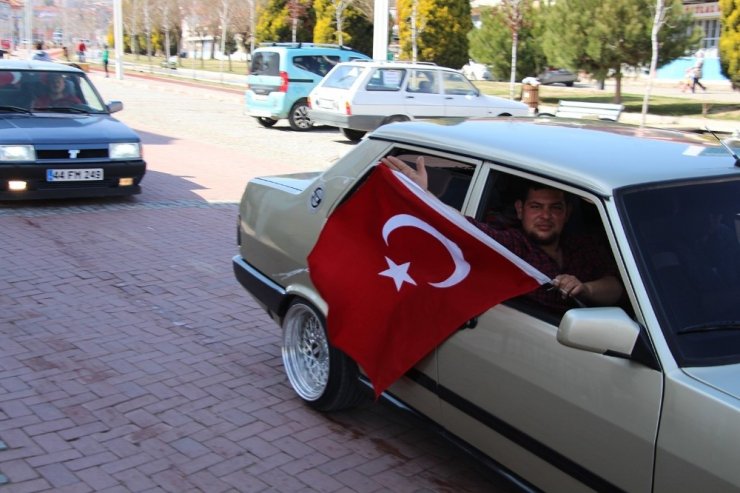 Otomobil tutkunları şehitler için konvoy yaptı