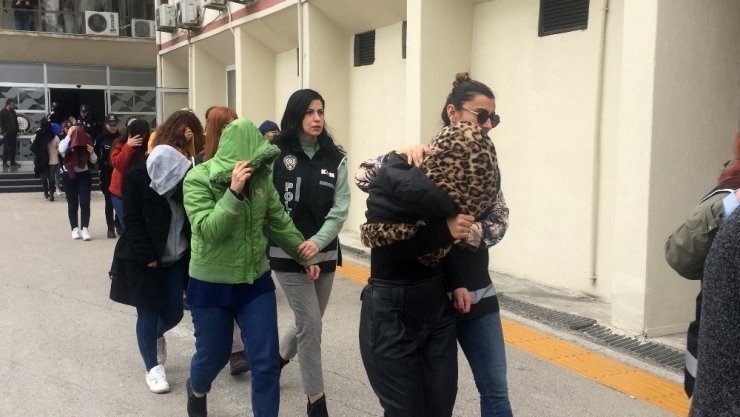 İnternetten ilanla dolandırıcılık yapan şüphelilerden 4’ü tutuklandı