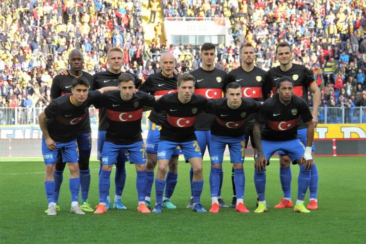 MKE Ankaragücü ısınmaya şehitler anısına siyah forma ile çıktı