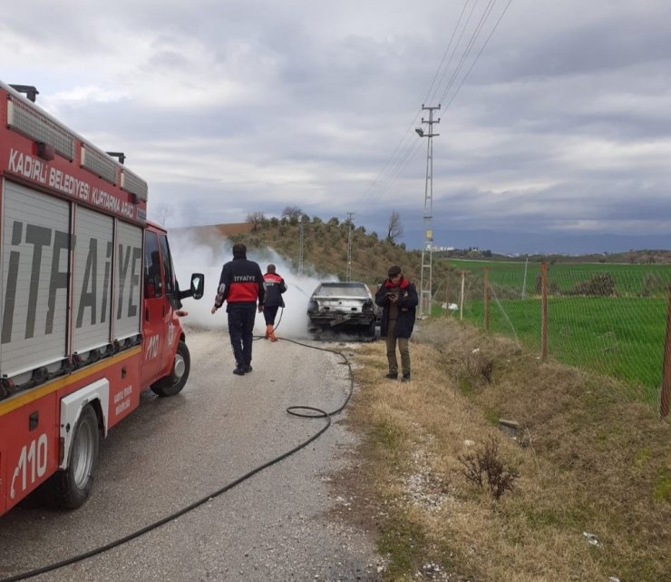 Otomobil bir anda alev aldı, sürücüsü son anda canını kurtardı