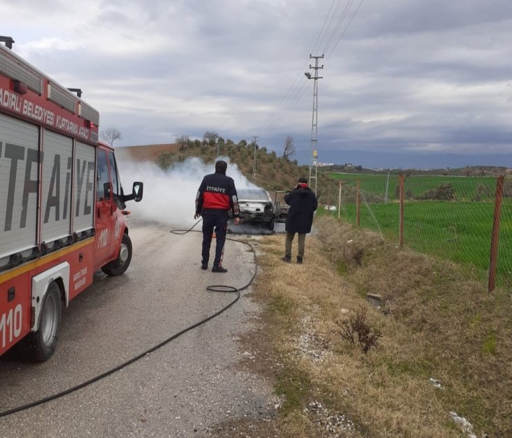 Otomobil bir anda alev aldı, sürücüsü son anda canını kurtardı
