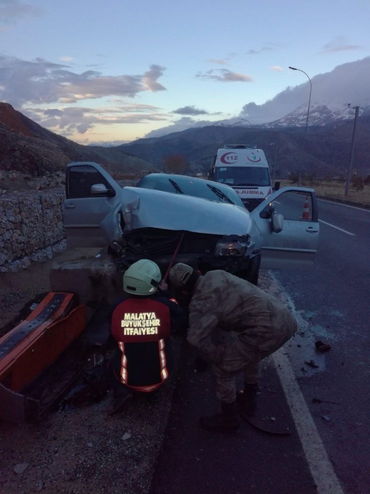 Otomobil rögar bacasına çarptı: 6 yaralı