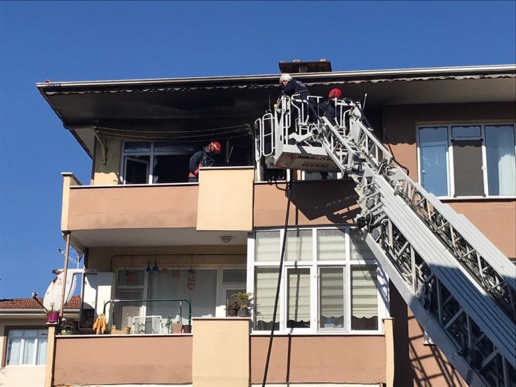 3 katlı apartmanda çıkan yangın maddi hasara yol açtı
