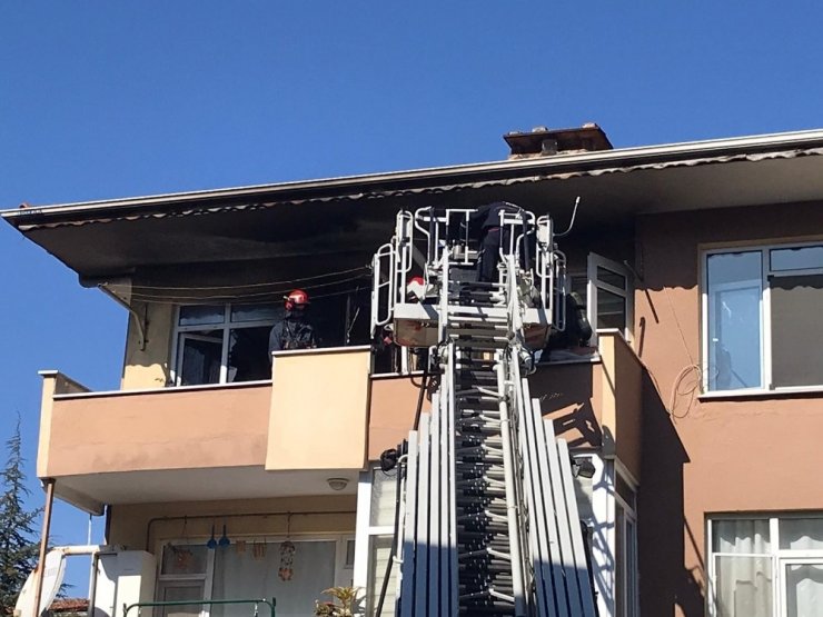3 katlı apartmanda çıkan yangın maddi hasara yol açtı