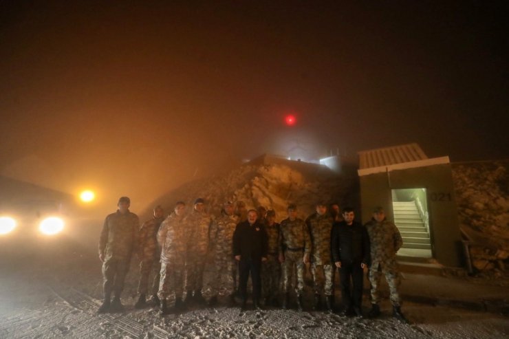 Bakan Varank ve Bayraktar’dan sınırdaki kahramanlara ziyaret