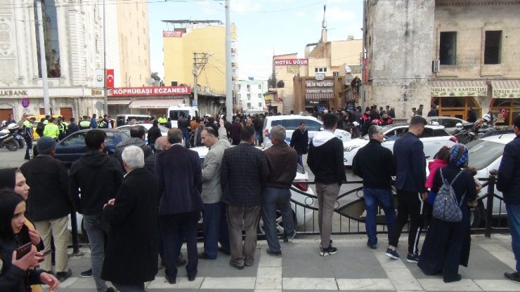 Seyyar satıcının bıraktığı valiz şüphe üzerine fünye ile patlatıldı