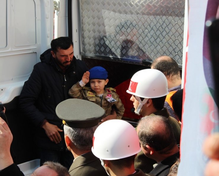 Şehidin 4 yaşındaki yeğeni: "Dayım şehit oldu, vatan sağ olsun"
