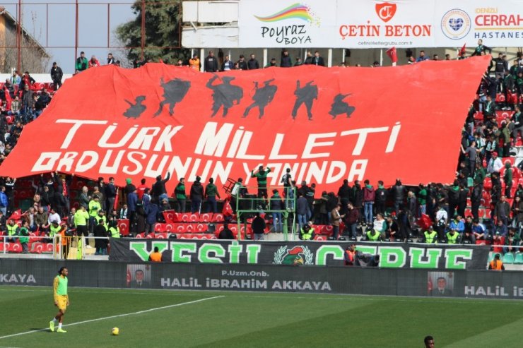Maç öncesi ‘İdlib Kahramanları’ unutulmadı