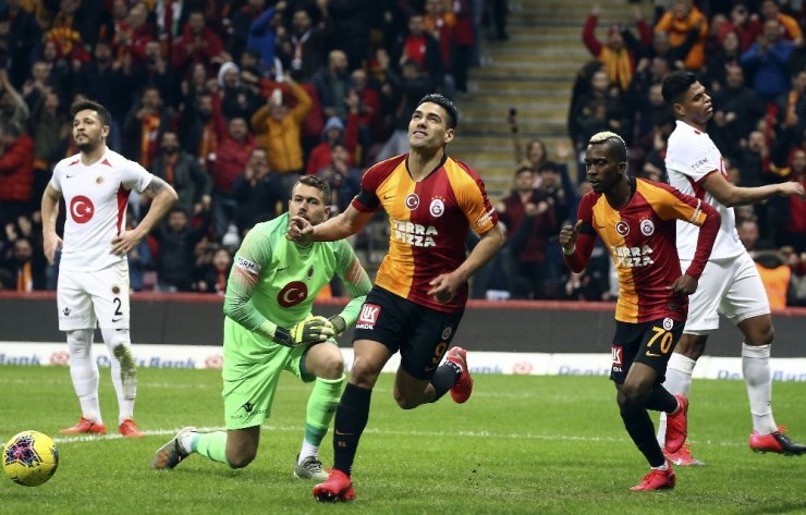 Süper Lig: Galatasaray: 2 - Gençlerbirliği: 0 (İlk yarı)