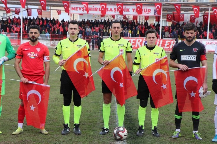 Futbolcular ve hakemler maça Türk bayraklarıyla çıktı