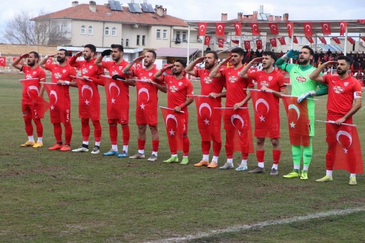 Futbolcular ve hakemler maça Türk bayraklarıyla çıktı