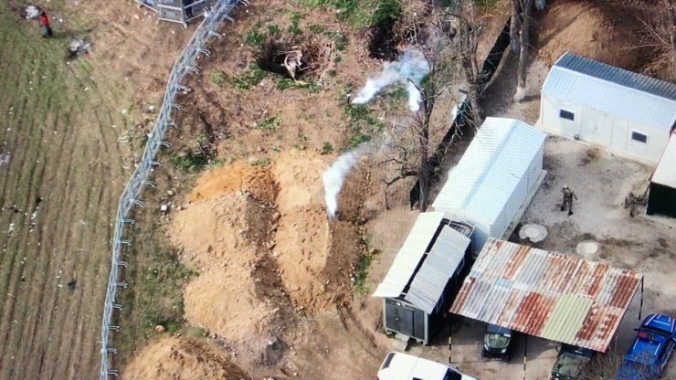 Yunan güvenlik güçleri düzensiz göçmenlere plastik mermiyle ateş etti