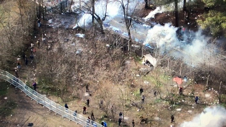 Yunan güvenlik güçleri düzensiz göçmenlere plastik mermiyle ateş etti