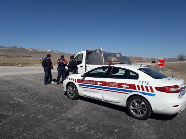Şuhut’ta jandarma trafik ekipleri sürücüleri trafik kuralları ile ilgili bilgilendirdi