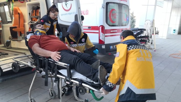 Aksaray’da kamyonet refüje devrildi: 1 yaralı
