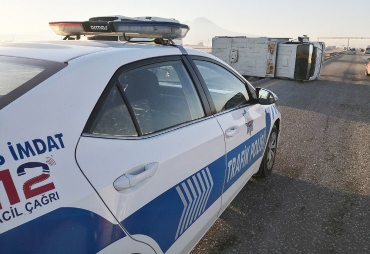 Aksaray’da kamyonet refüje devrildi: 1 yaralı