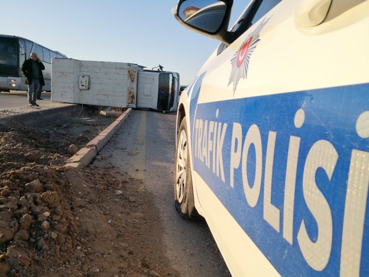 Aksaray’da kamyonet refüje devrildi: 1 yaralı