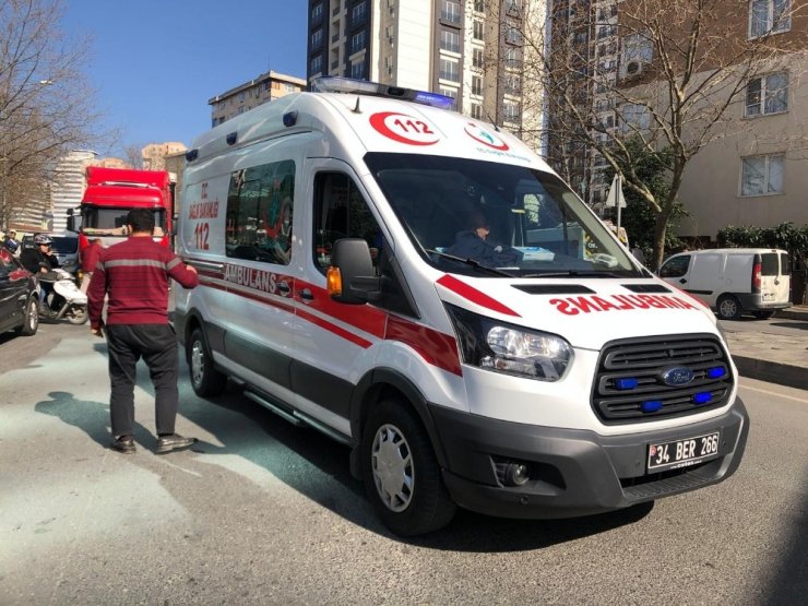Ataşehir’de tır ile minibüs arasında kalan bir kişi yaralandı