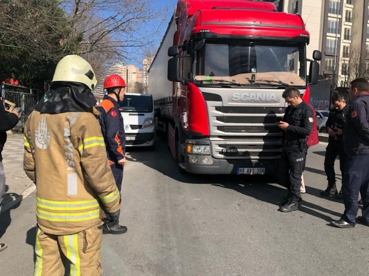 Ataşehir’de tır ile minibüs arasında kalan bir kişi yaralandı