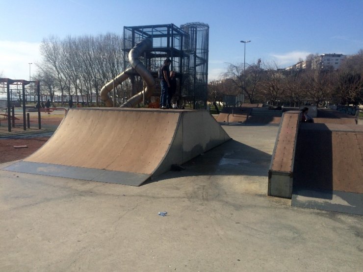 Avcılar’da bisiklet rampasından düşen adam ağır yaralandı