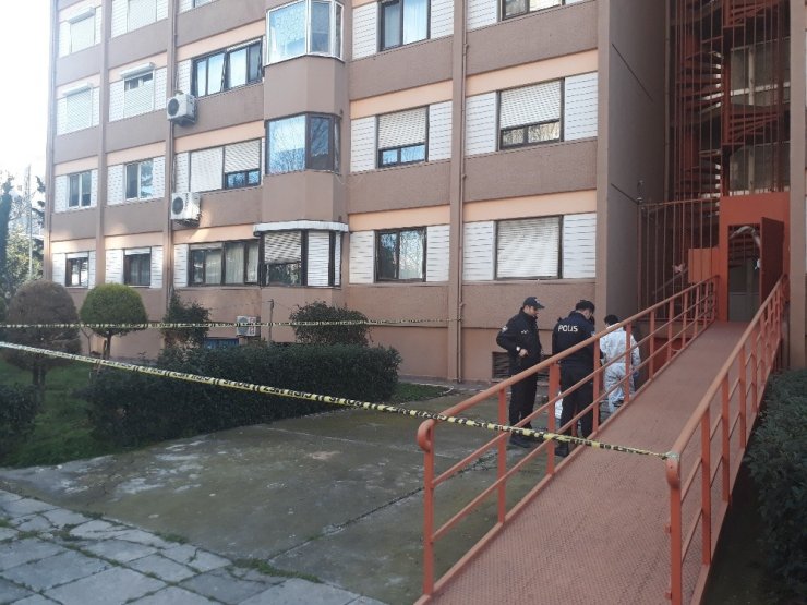Bakırköy’de 8. kattan atlayan genç feci şekilde can verdi